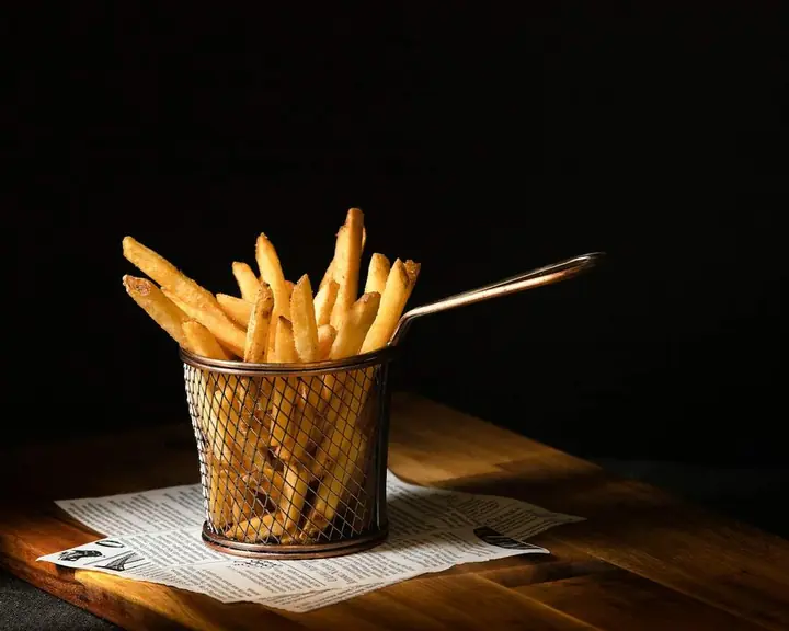Crispy chips in a wire basket